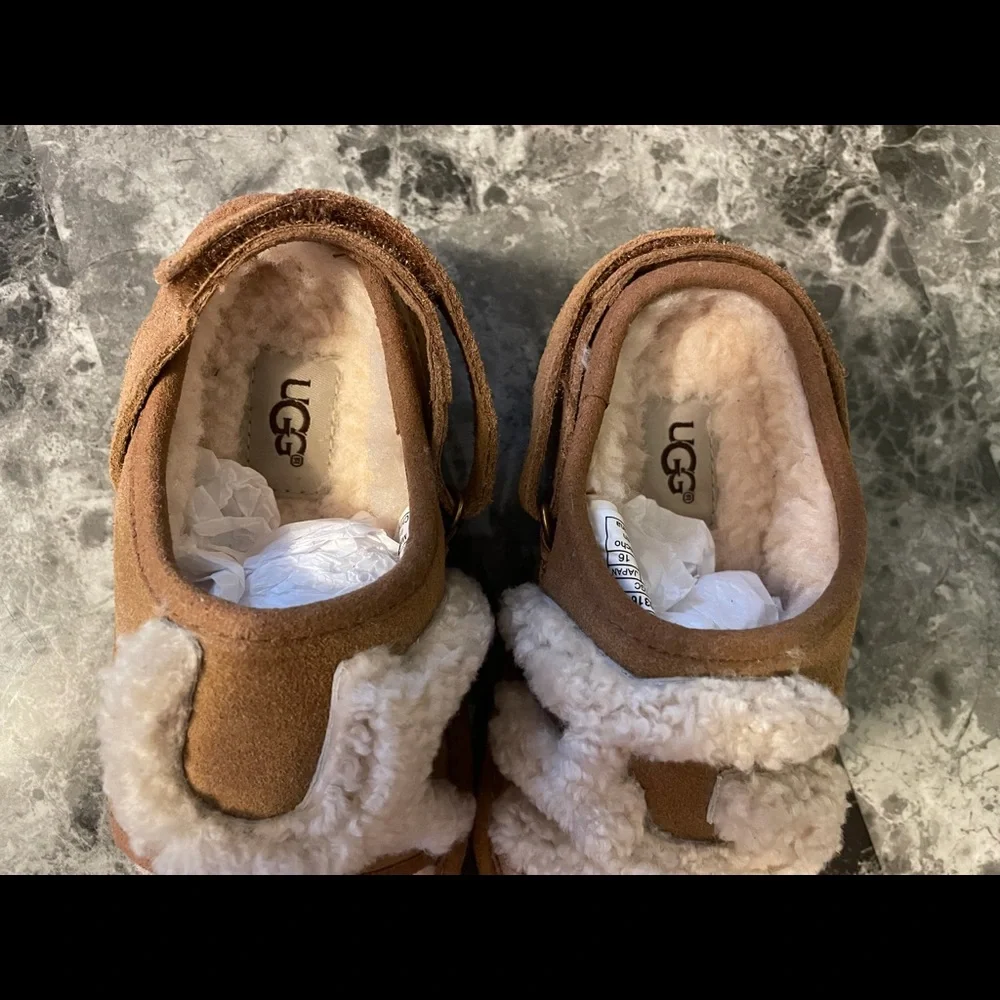 UGG Slide Slippers Chestnut Kids Size 9‎